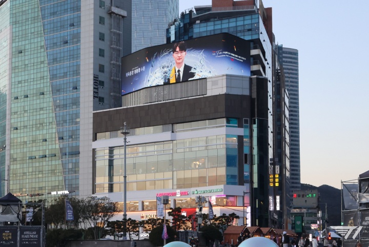 T1在首尔包下多块室外广告大屏：以祝贺Faker荣获韩国青龙勋章